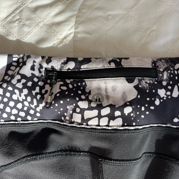 BLACK LULULEMON LEGGINGS - Picture 8 of 16